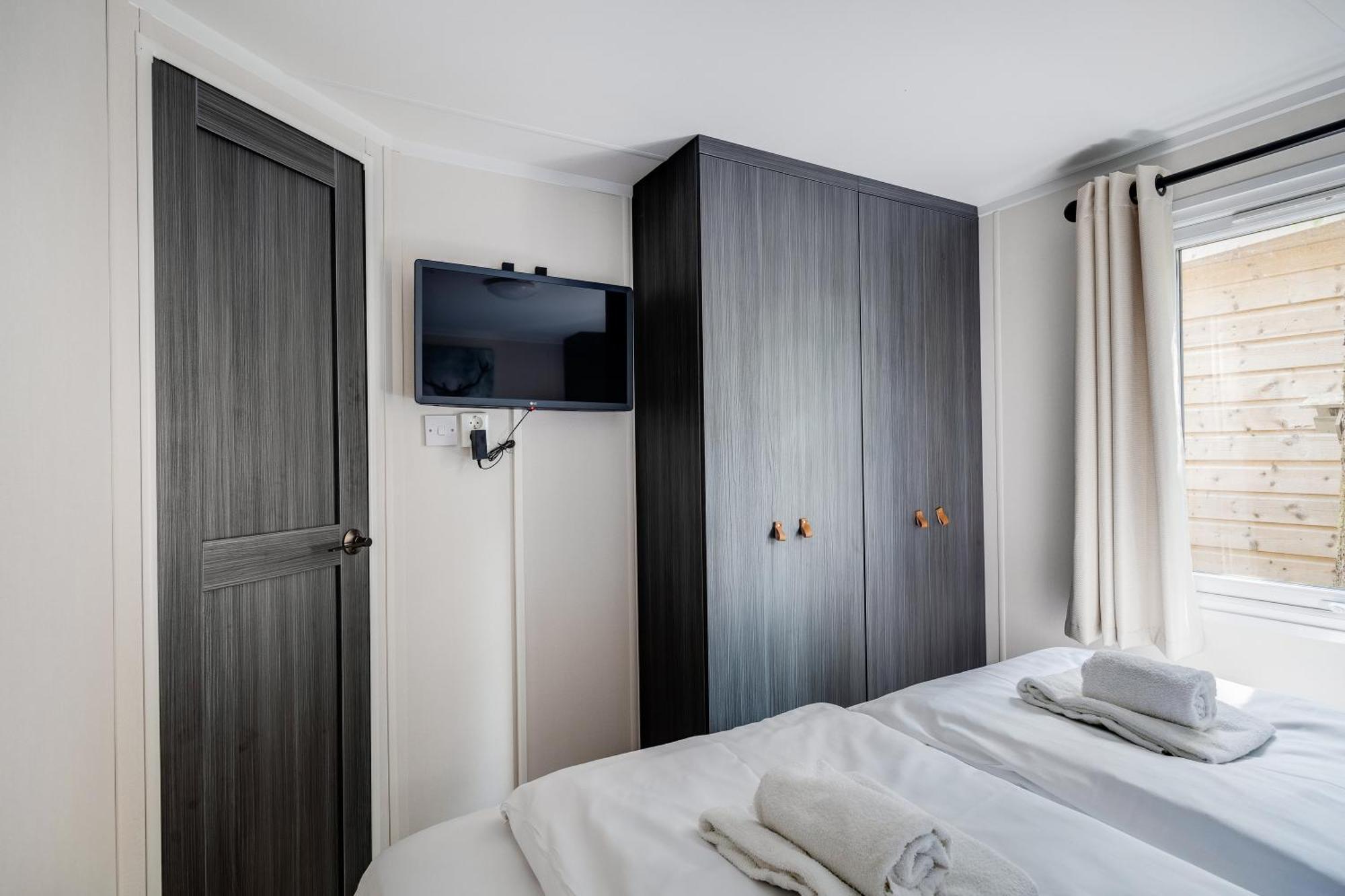 Veluwe Hoenderloo Luxury Chalet With Private Sauna And Hot Tub - Swimming Pool Tennis Court Supermarket Bowling Alley Theatre And Entertainment For Children 外观 照片