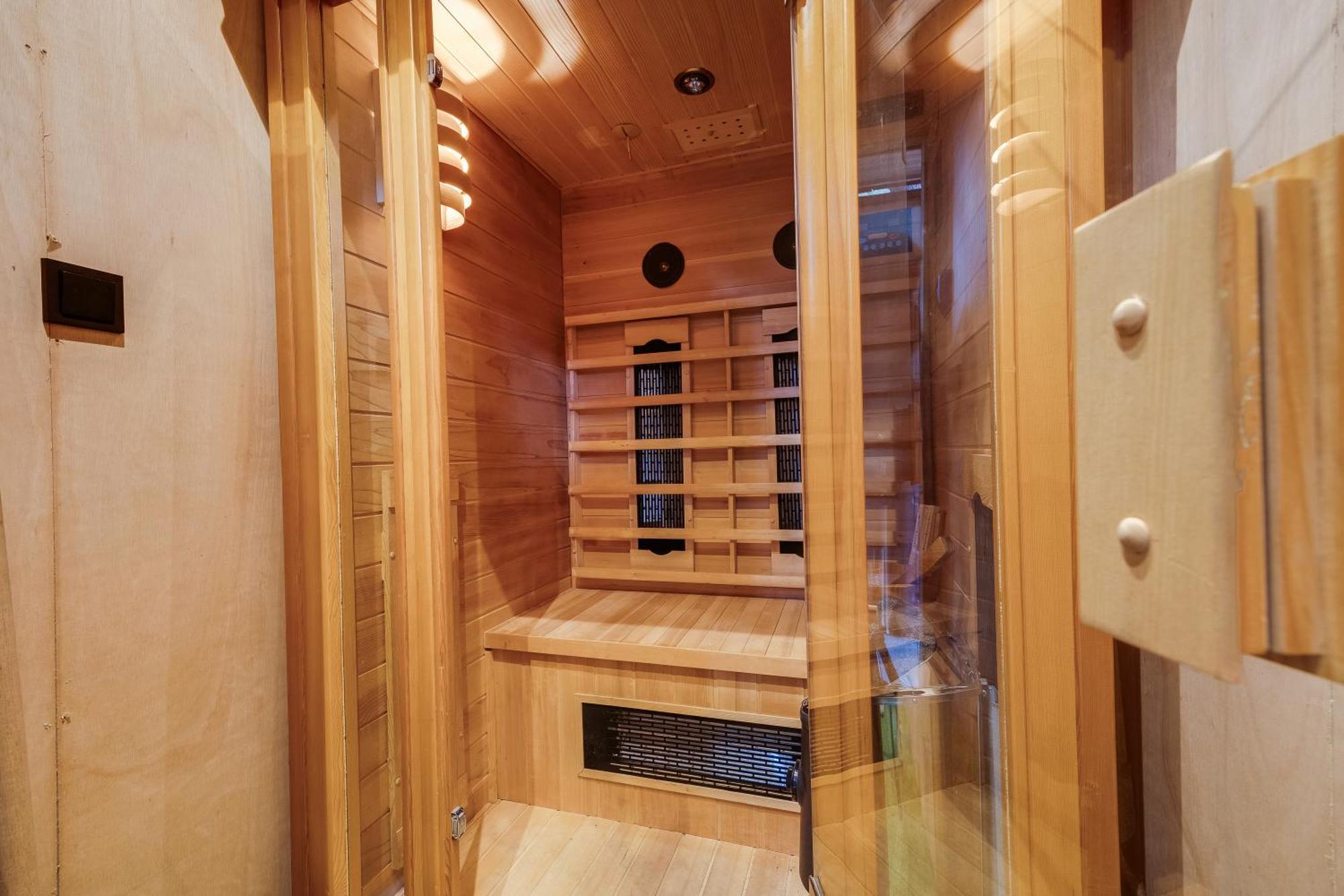 Veluwe Hoenderloo Luxury Chalet With Private Sauna And Hot Tub - Swimming Pool Tennis Court Supermarket Bowling Alley Theatre And Entertainment For Children 外观 照片