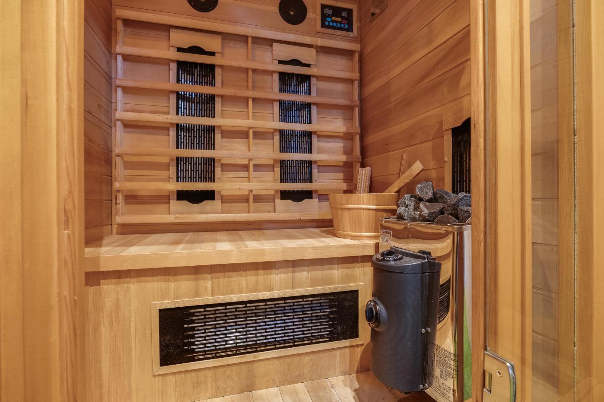 Veluwe Hoenderloo Luxury Chalet With Private Sauna And Hot Tub - Swimming Pool Tennis Court Supermarket Bowling Alley Theatre And Entertainment For Children 外观 照片